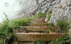 Faire descendre l'escalier à nos croyances