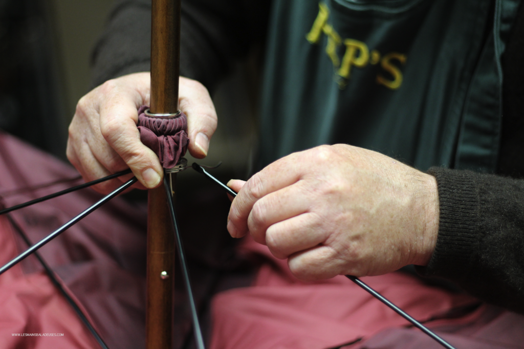 les-mains-baladeuses-peps-reparateur-de-parapluie-00